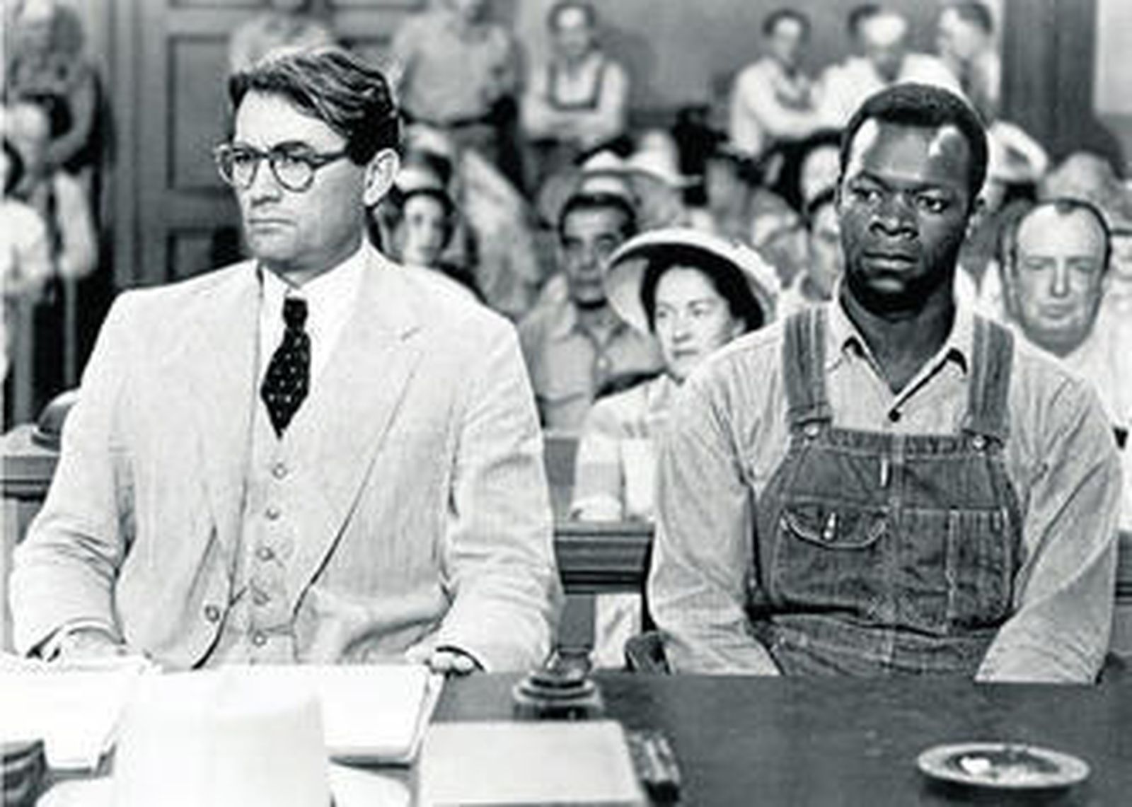 Gregory Peck junto al actor Brock Peters, en una escena de 'Matar a un ruiseñor'.