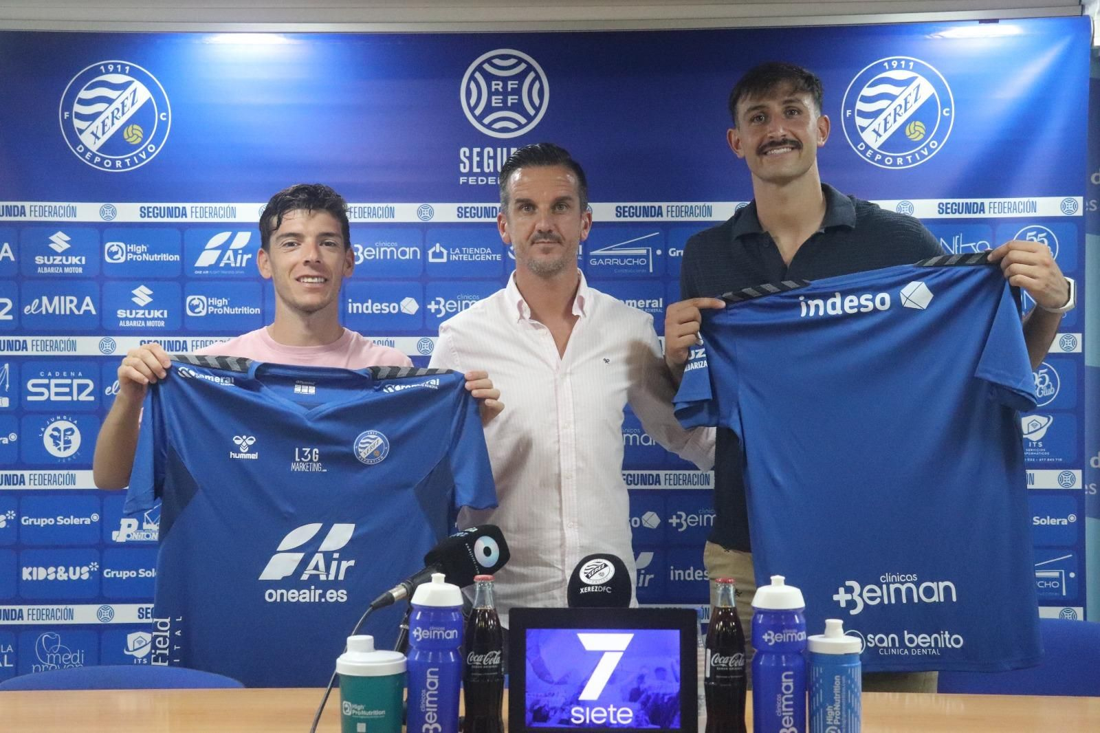 Juanjo Mateo -izquierda- y Mauro Lucero -derecha- junto a Antonio Bello.