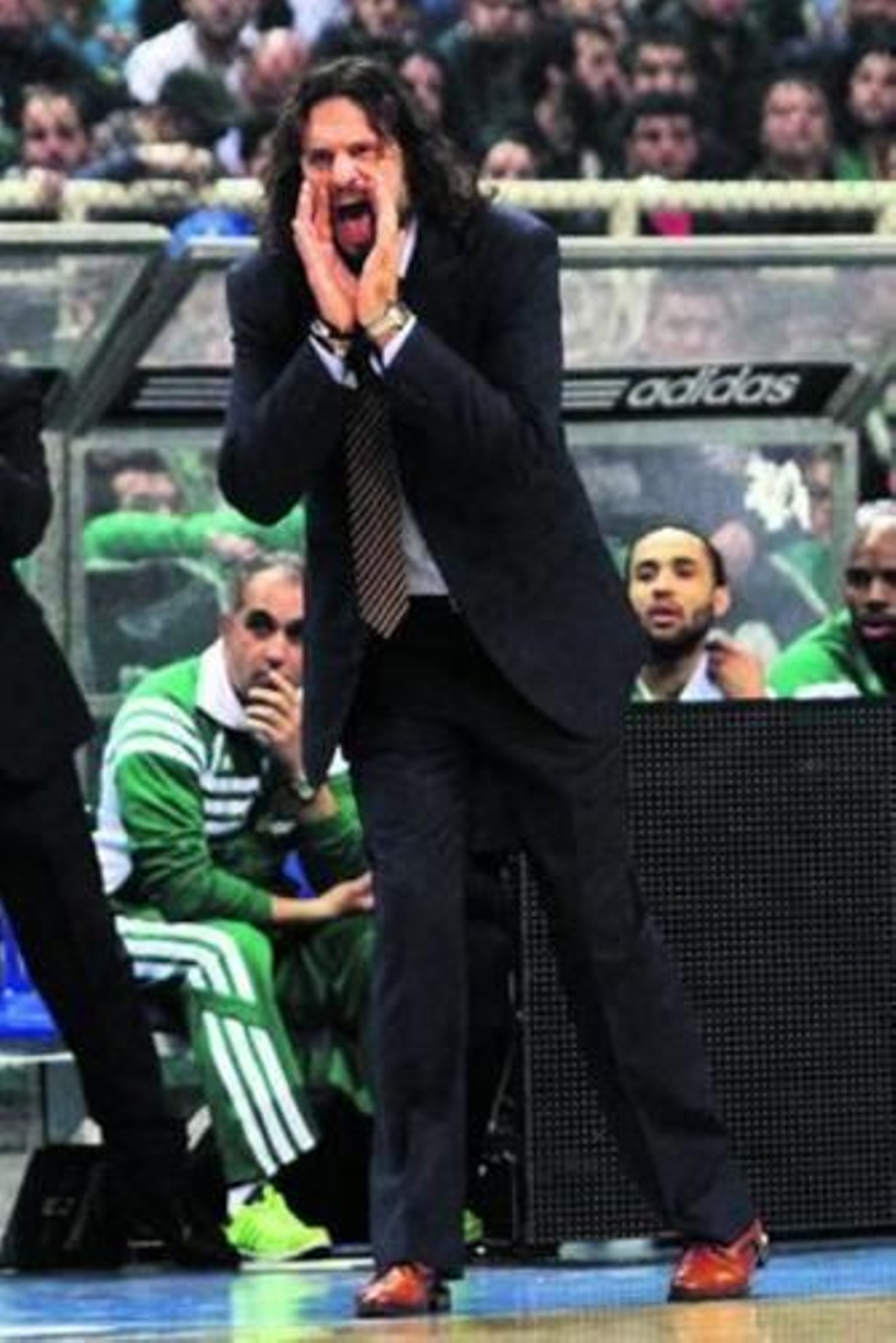 Fragiskos Alvertis da órdenes durante un partido.