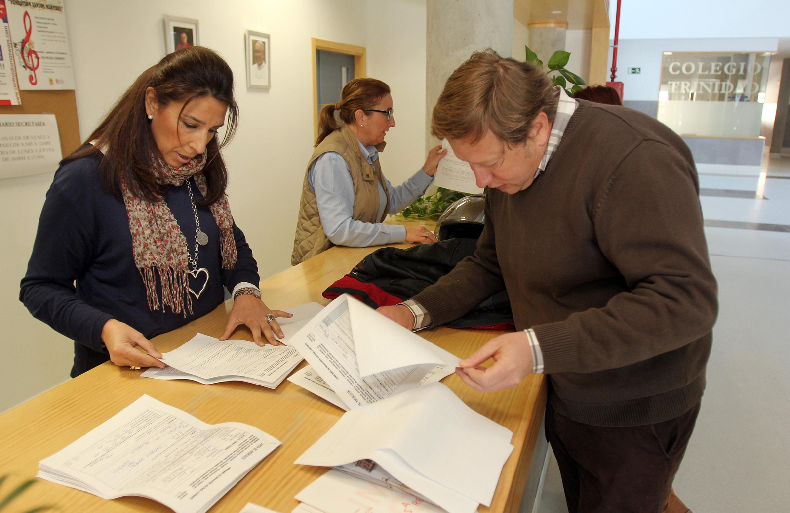 Padres revisan la baremación tras la publicación de los listados.