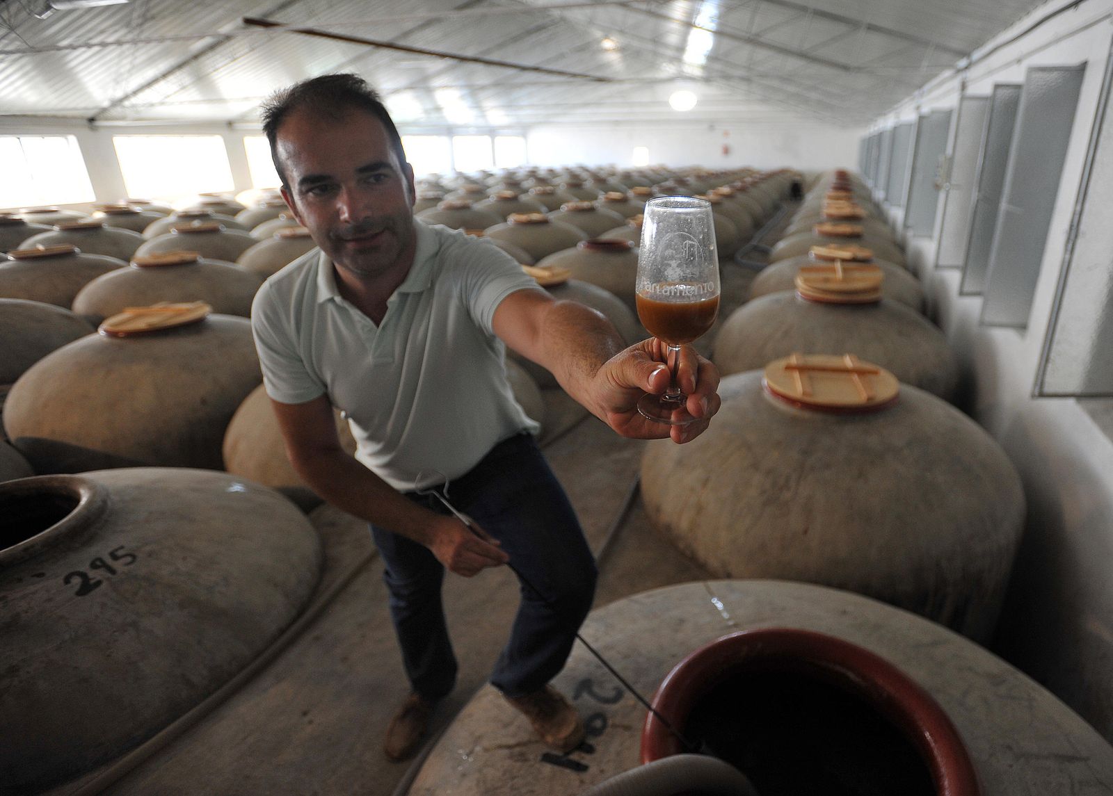 El jefe de producción de San Acacio, Juan Antonio Aguilar, muestra una copa de dulce.