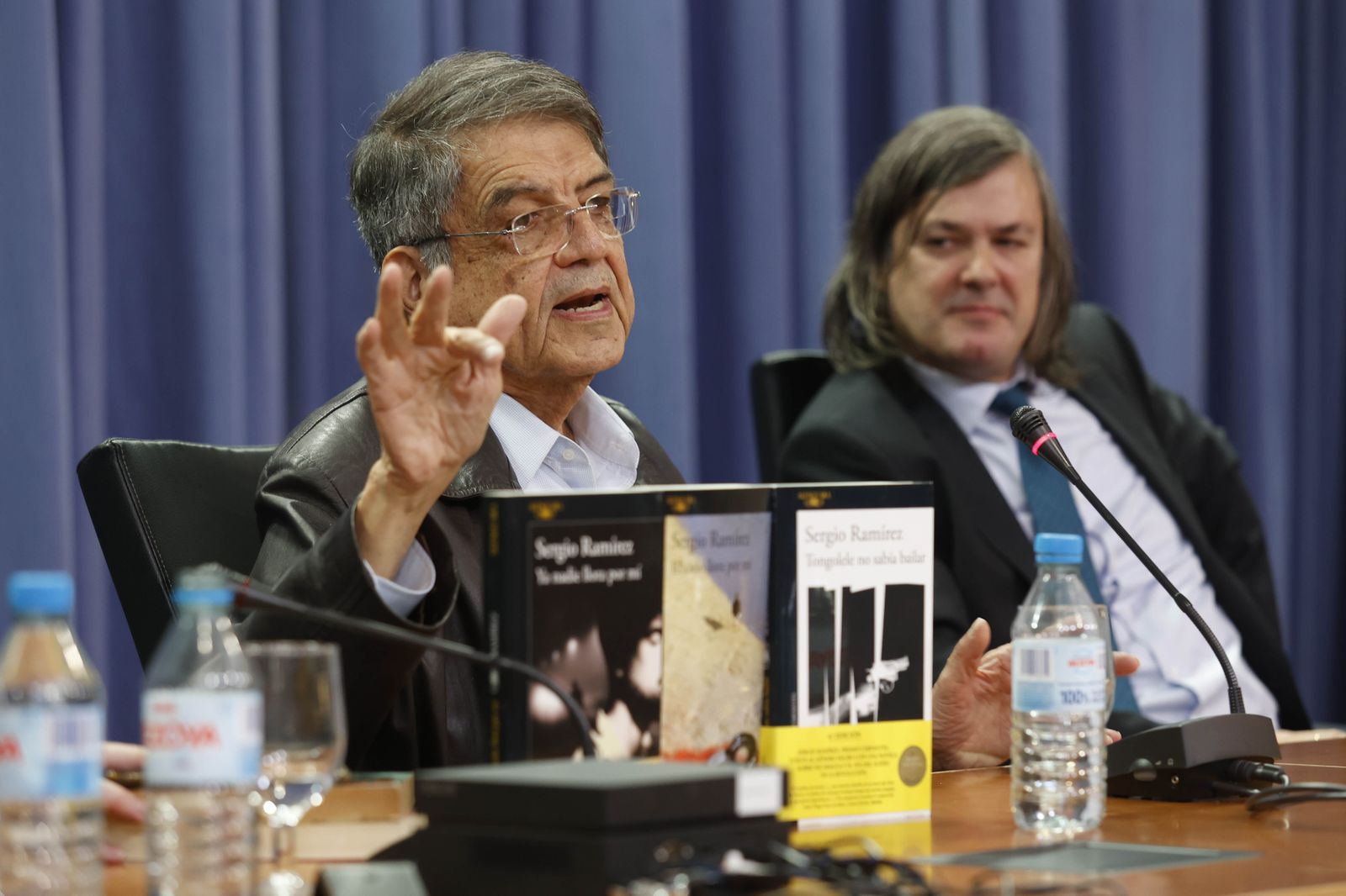 El escritor Sergio Ramírez imparte su conferencia en presencia del decano de Derecho, Alfonso Castro.