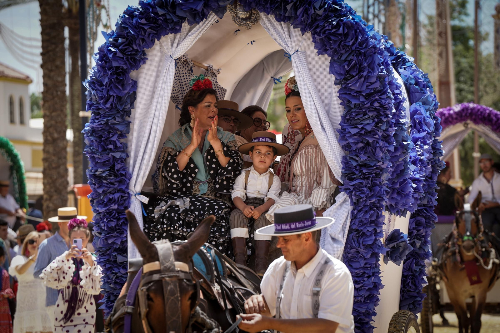 Imágenes de la Hermandad del Rocío en el Real de la Feria