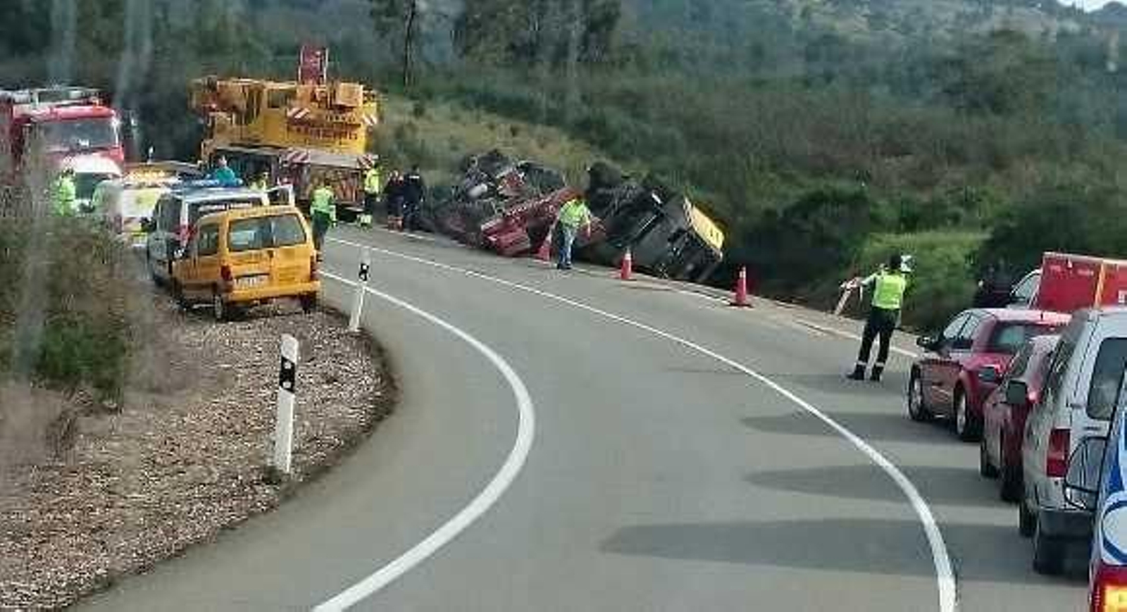 Un herido en el accidente de su camión en la N-435