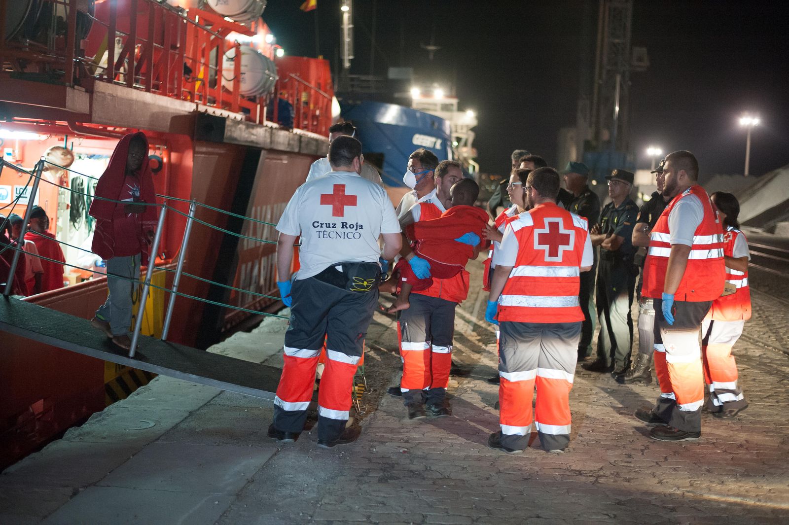 Llegada al Puerto de Málaga de las 259 personas rescatadas a bordo de cinco pateras en la madrugada del martes.