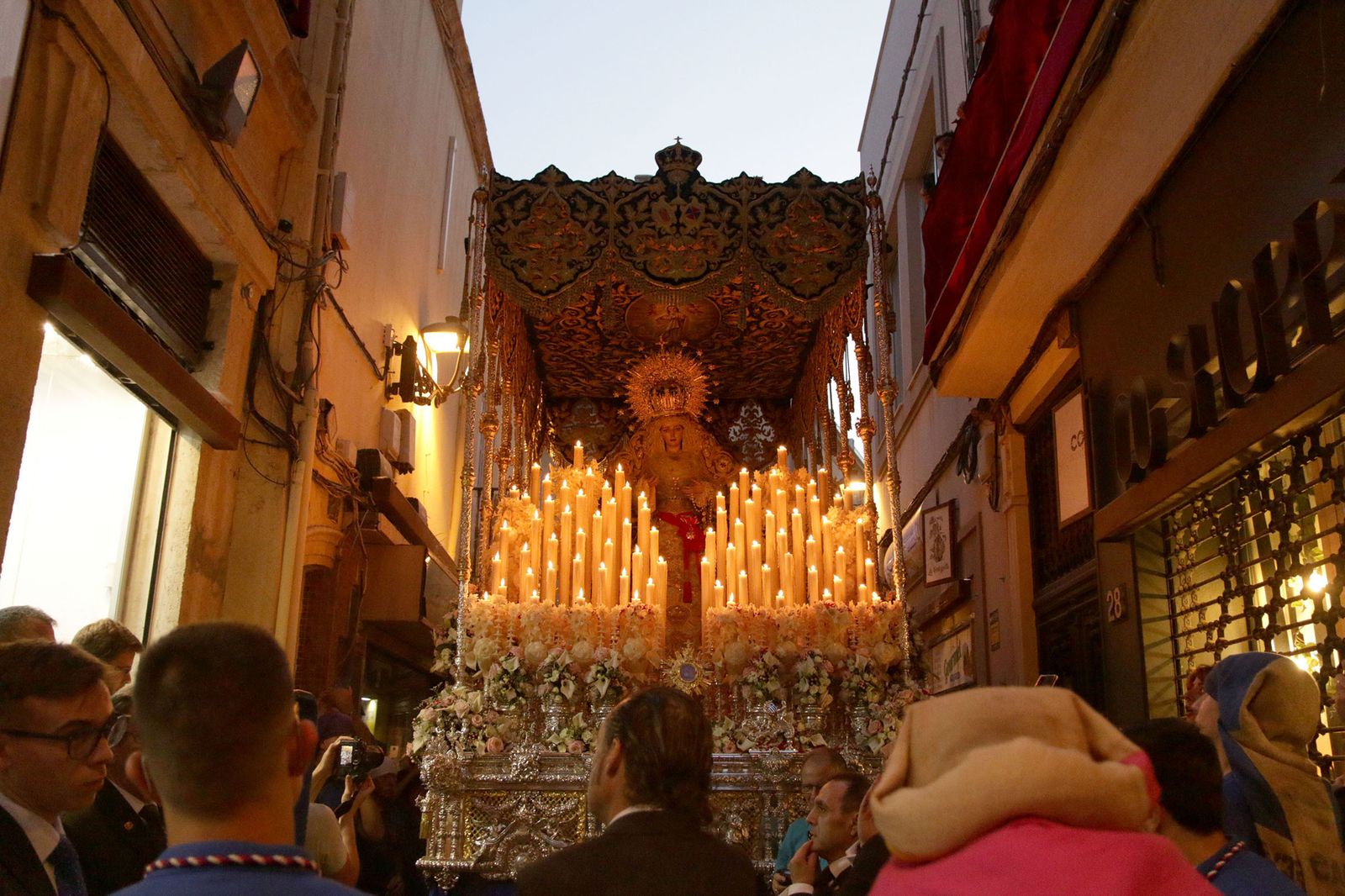 Imágenes de La Magna por las calles de Almería