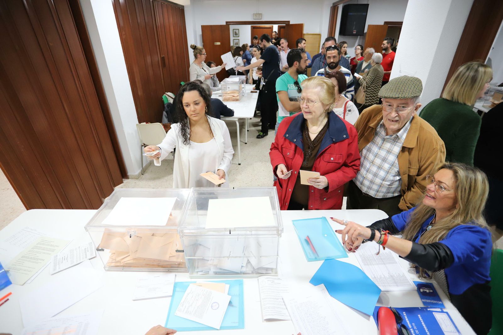 Vecinos de Huelva se disponen a votar en las pasadas elecciones generales.