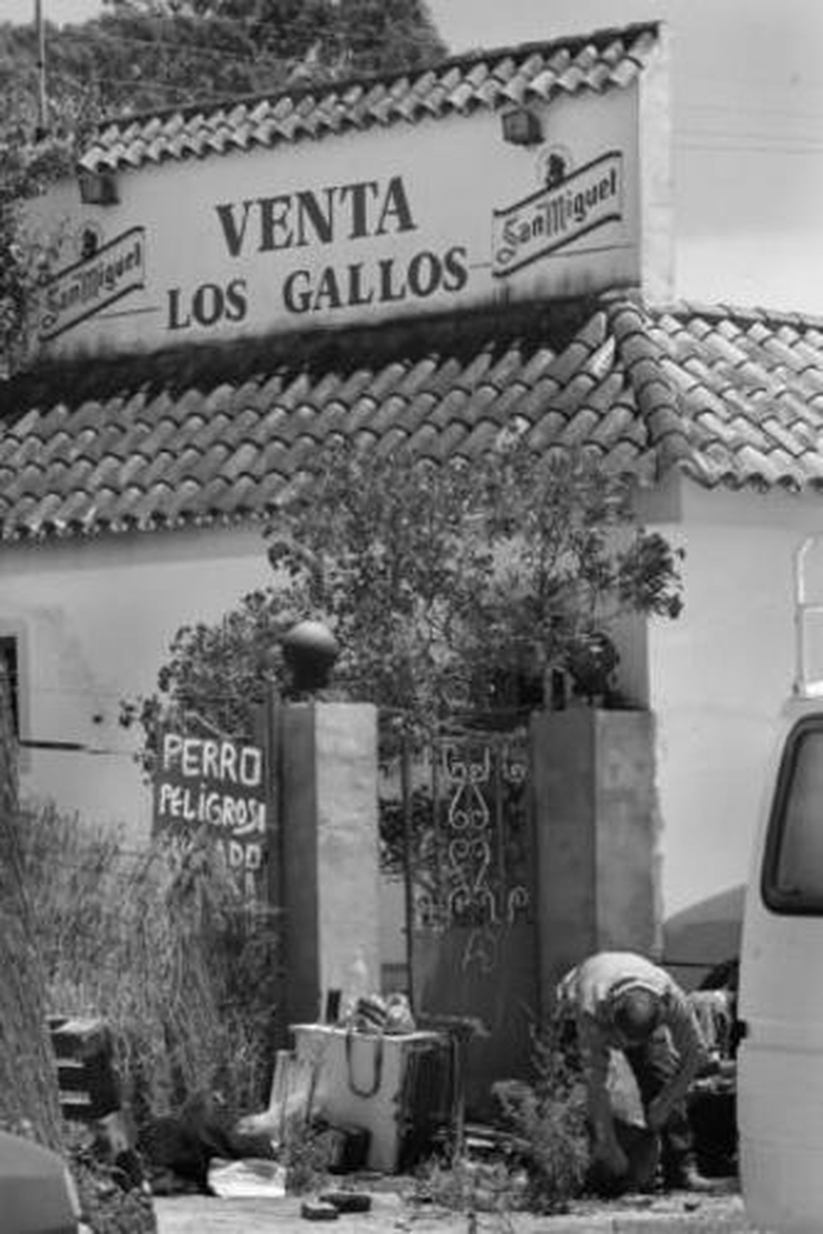 Un mecánico trabaja en la venta Los Gallos, cerrada entre semana porque en el parque ya no hay gente.