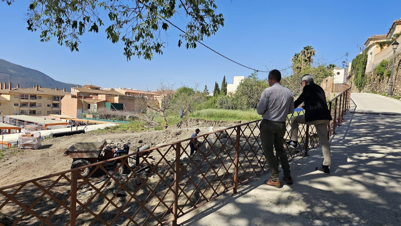 fotos sobre el inicio de las obras del futuro parque infantil con zonas verdes que se ha comenzado a construir en un solar municipal de Órgiva