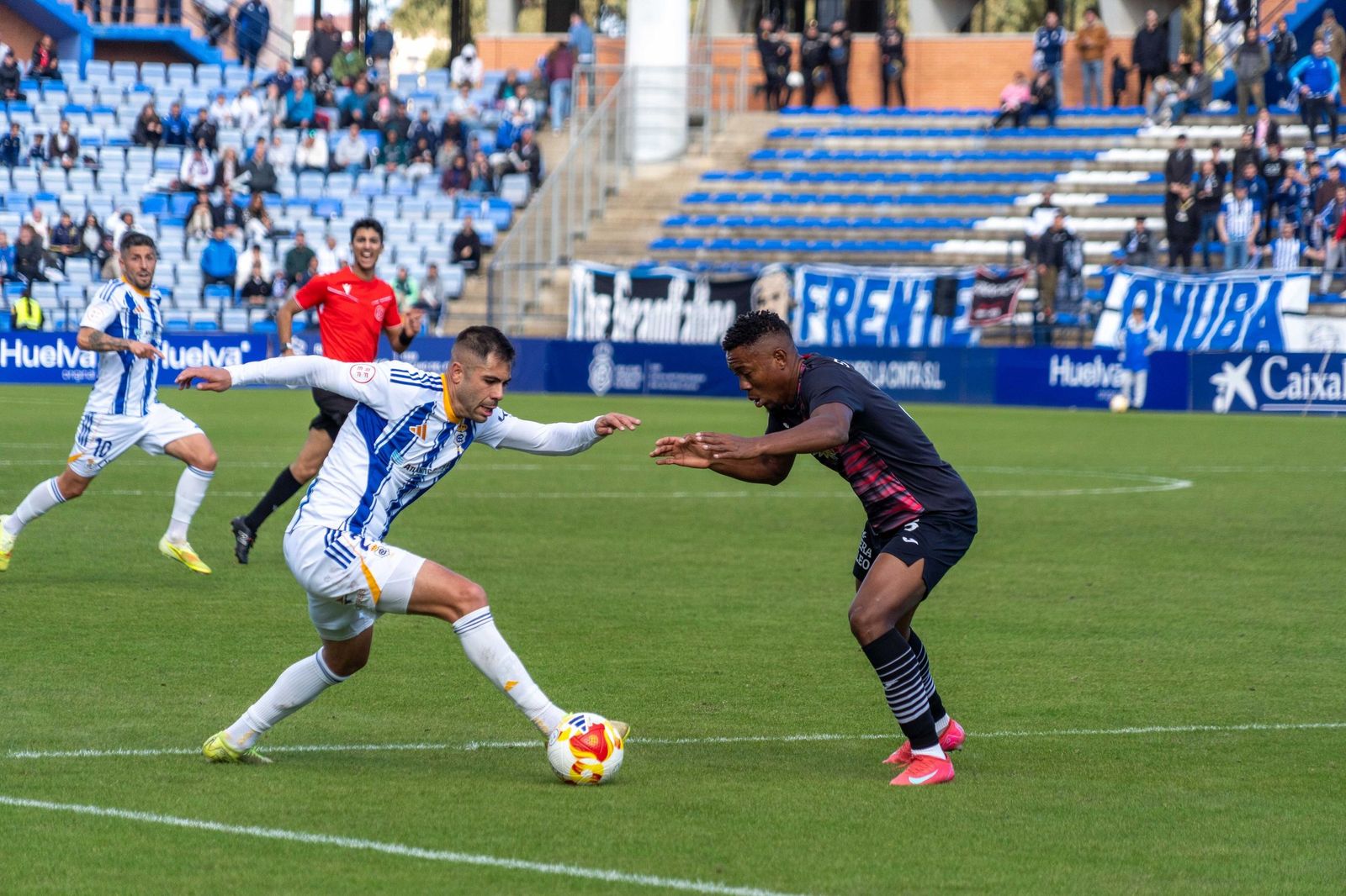 Roni encara a un futbolista del Águilas.