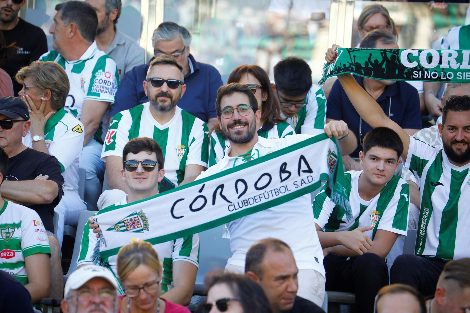 Las mejores fotos del ambiente en El Arcángel para el Córdoba CF - Racing de Ferrol