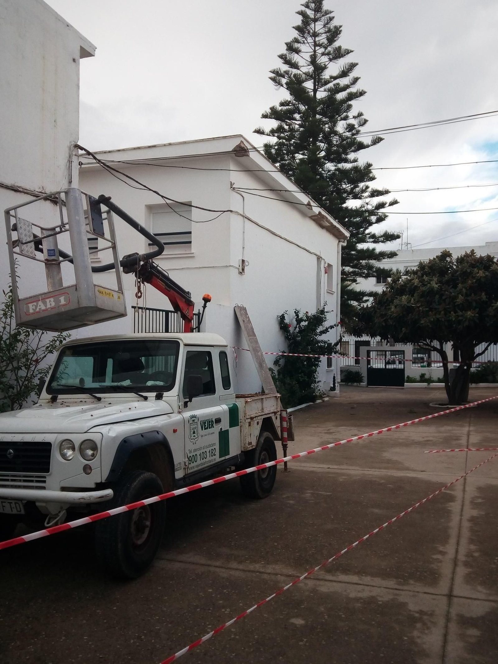 Una de las zonas de paso entre un bloque y otro del colegio está sin uso.
