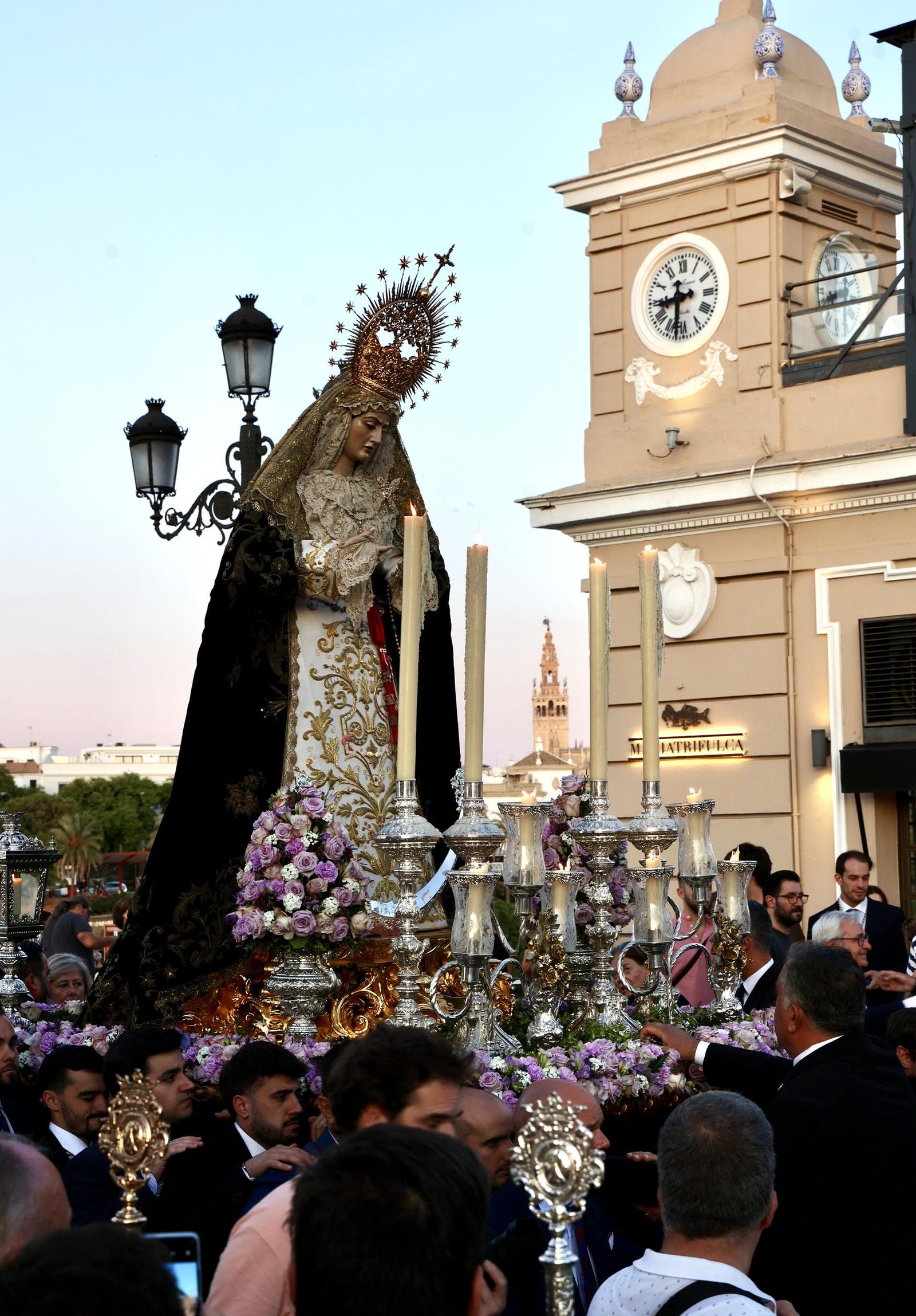 En imágenes, el traslado de los titulares de Las Aguas a la iglesia de San Jacinto