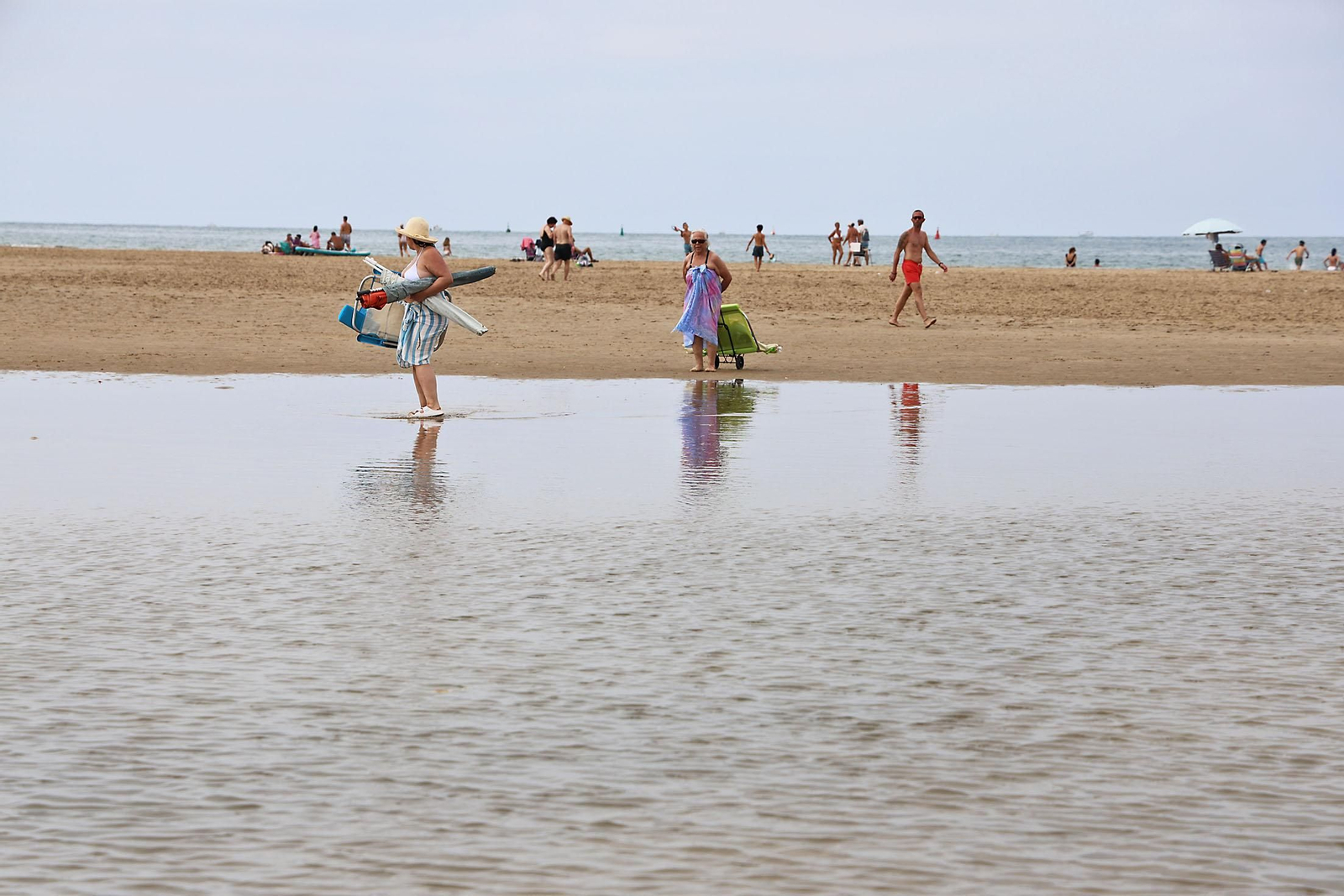 Imágenes del ambiente en las playas de Huelva en la mañana de domingo