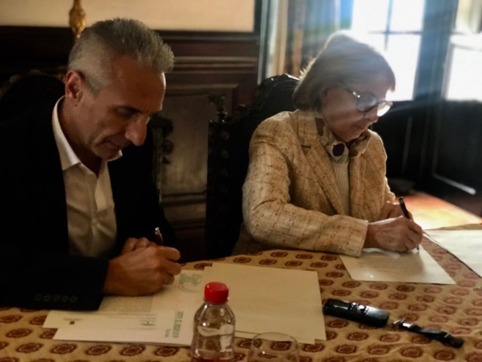 Miguel Ángel Vázquez y Liliane Dahlmann, durante la firma del convenio.