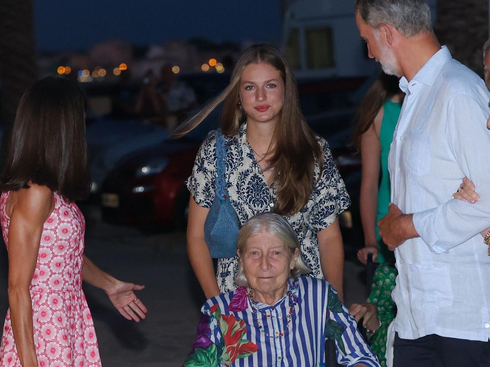 La princesa Tatiana es llevada por la Princesa de Asturias