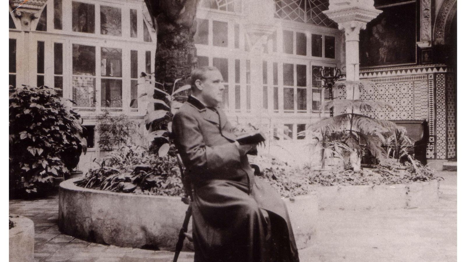 Don Marcos de la Rosa Jurado en el patio principal del palacio de los Pinelo hacia 1895. Imagen cedida por Ana Giménez Orcajada.