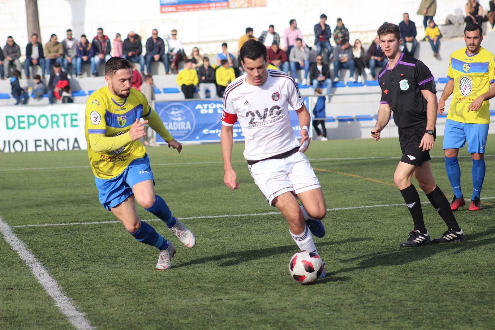 Álex Cortijo (i) intenta cortar el avance de un jugador del Gerena en el Pérez Ureba.