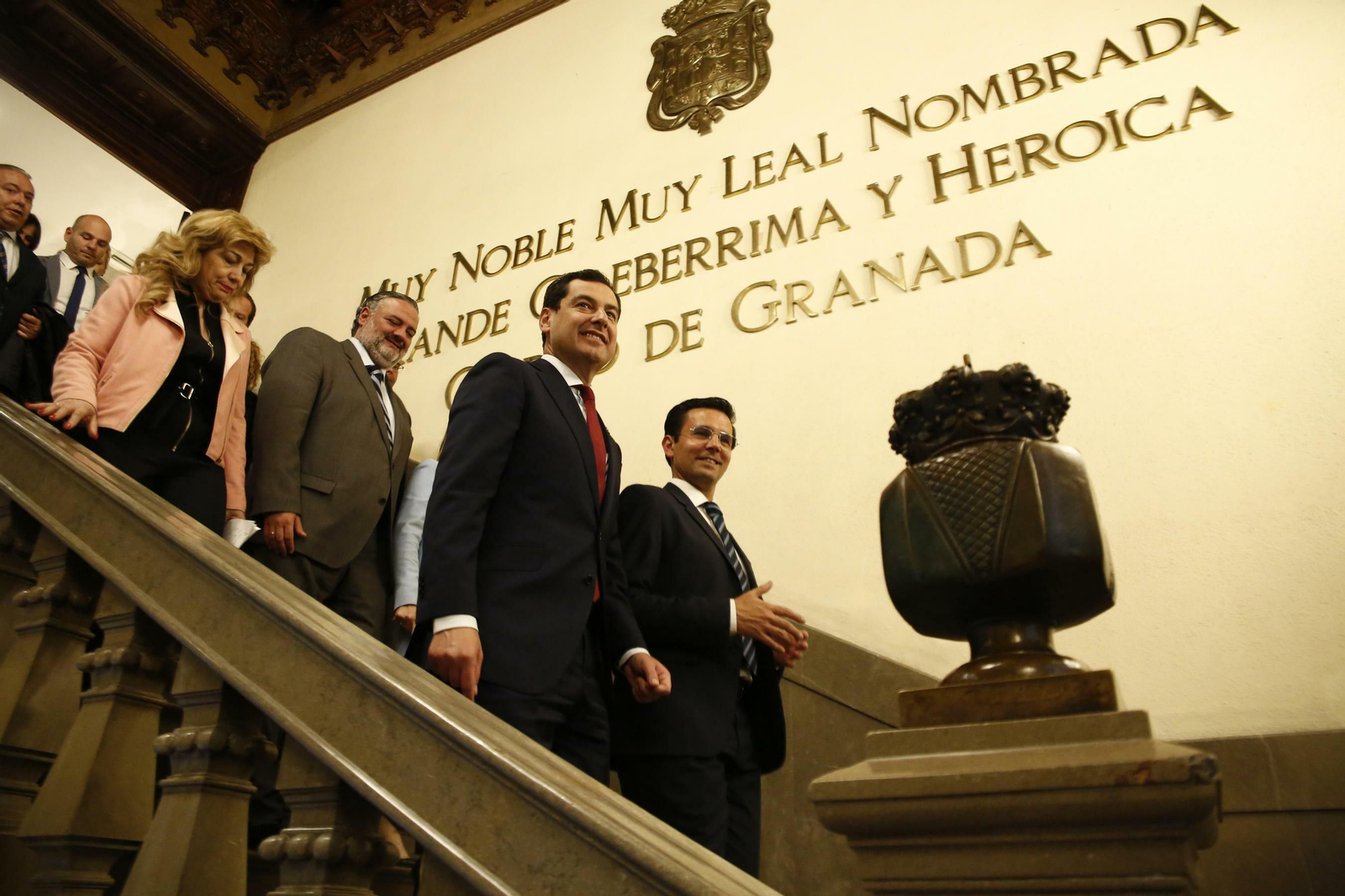 El presidente de la Junta, Juanma Moreno, junto al alcalde de Granada y representantes del Gobierno andaluz.