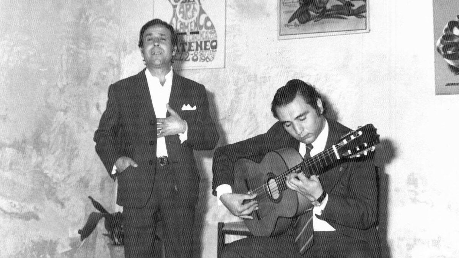 Juan Romero 'El Guapo', con Parrilla en un acto de la Cátedra. Juan Romero 'El Guapo', con Parrilla en un acto de la Cátedra.