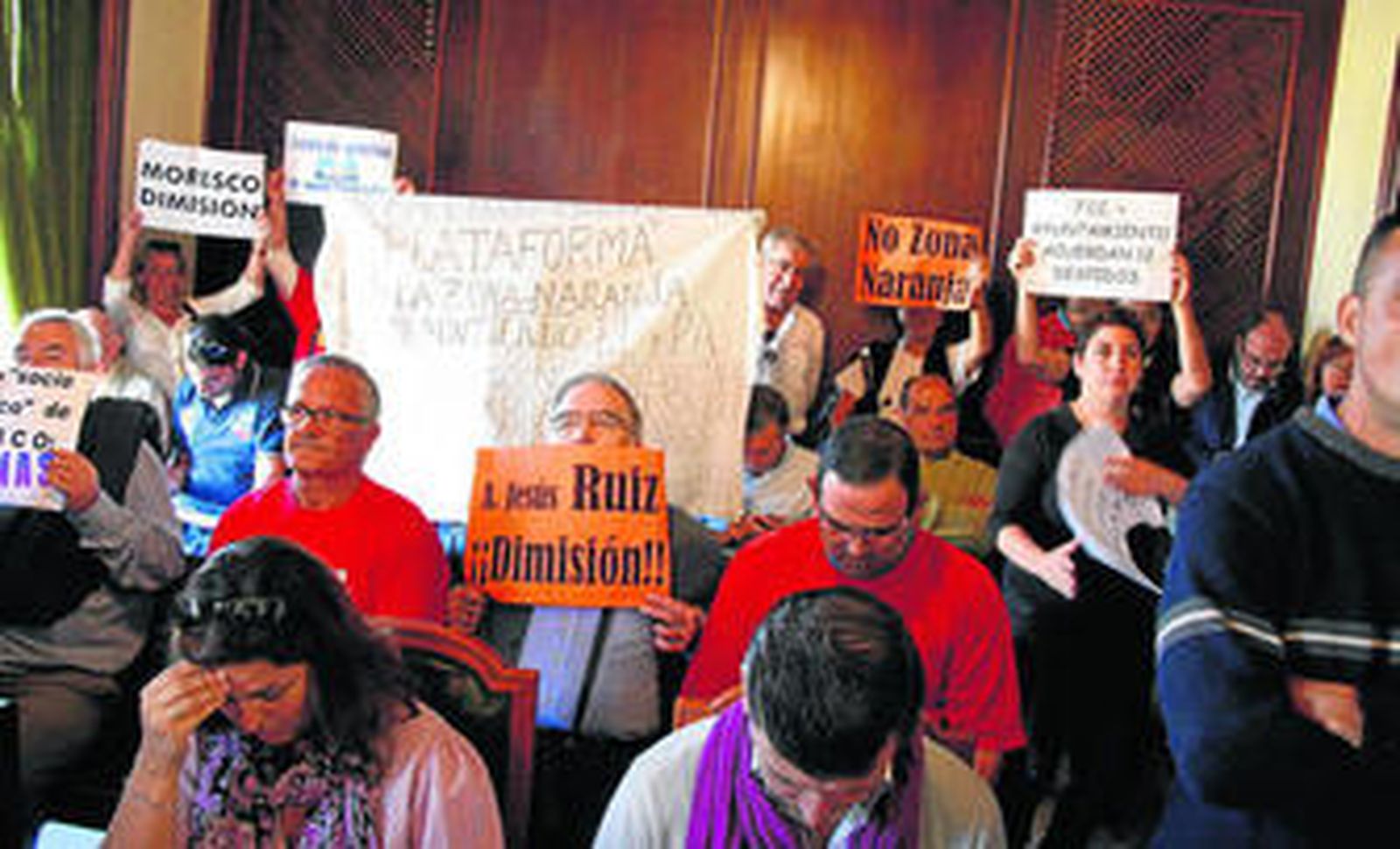 Colectivos como la plataforma contra la Zona Naranja, trabajadores del CRA e inquilinos municipales protestaron en el pleno de ayer.