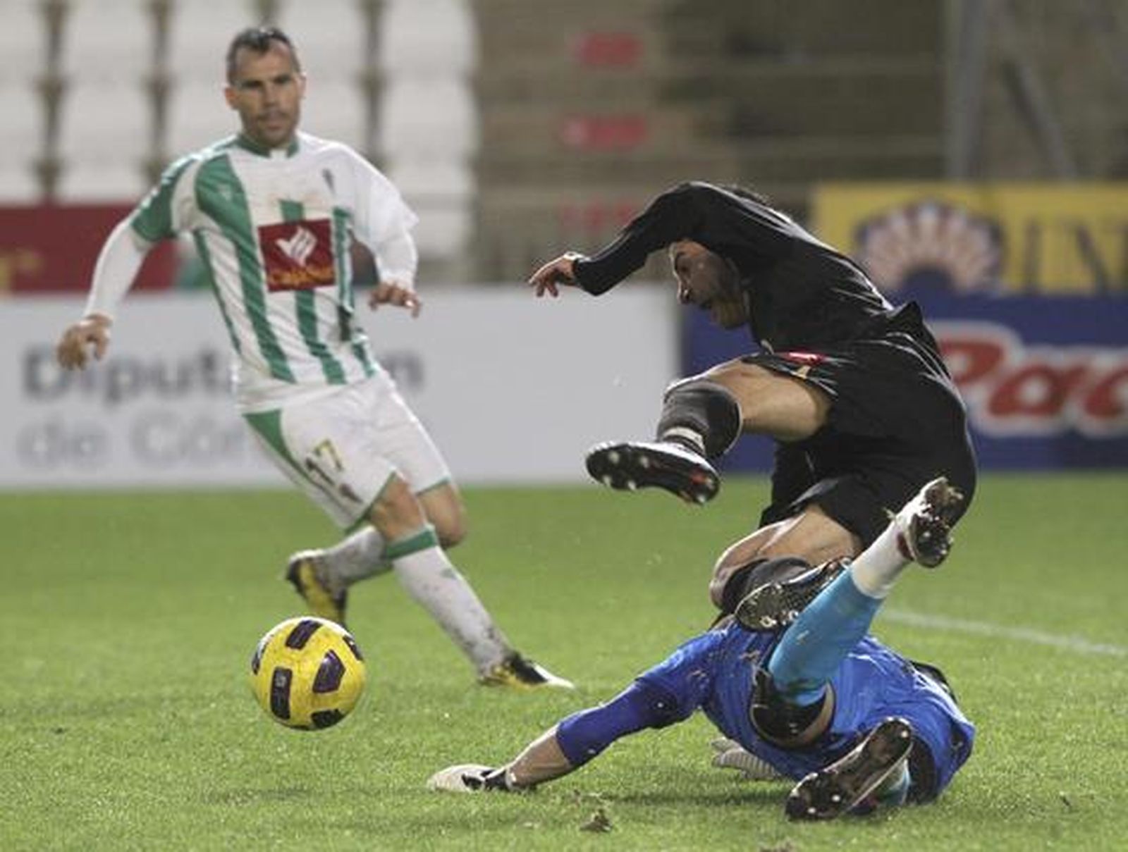 El Córdoba empata 1-1 en casa en la ida de los octavos de final de la Copa del Rey ante el Deportivo. / EFE