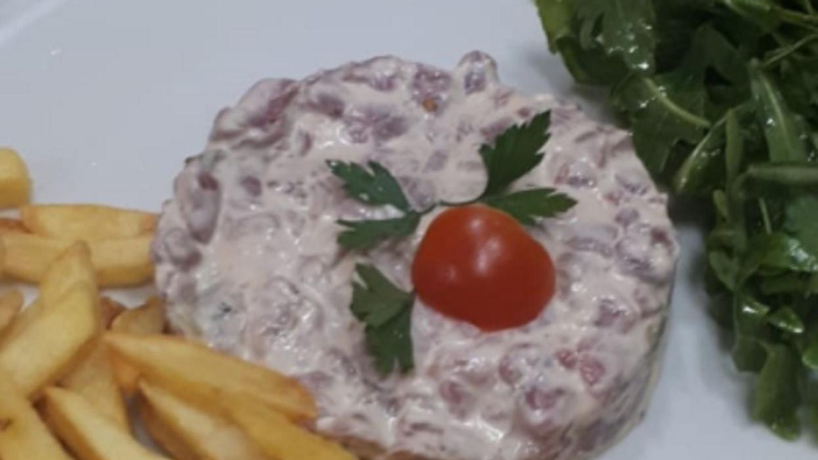 El aplaudido steak tartar de Andre Bouët, con carne de ternera picada a mano y emulsión de mostaza.