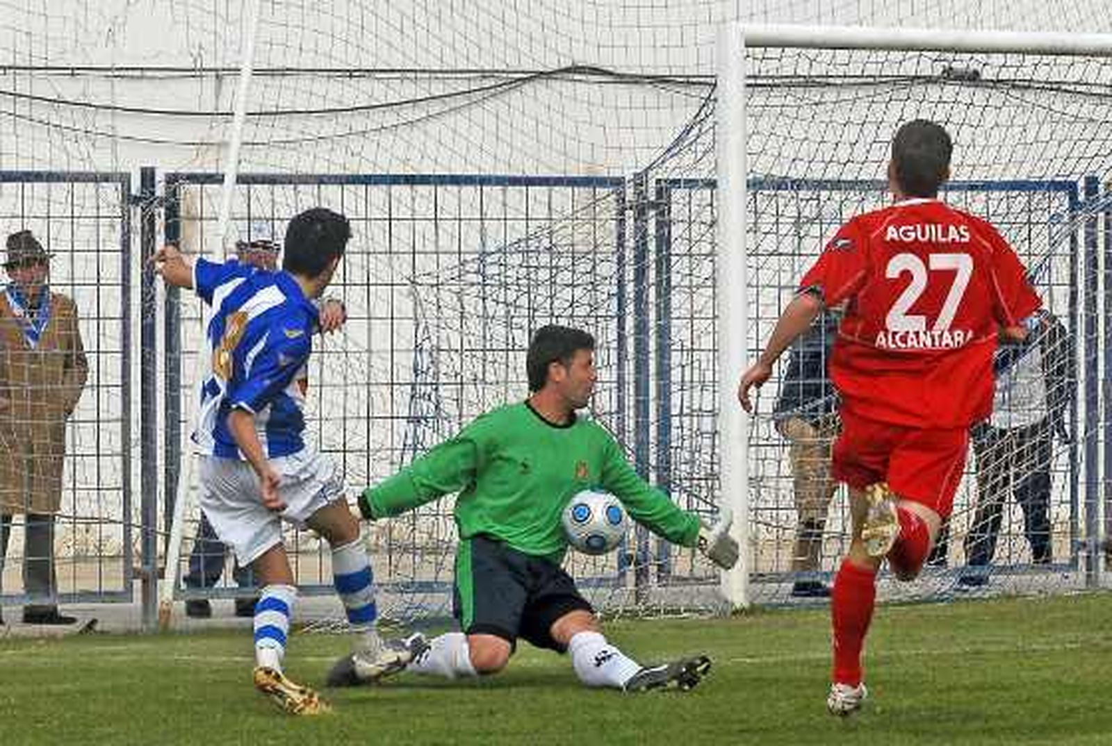 Javi Soto para con el cuerpo el disparo de Bello, que estuvo negado ante la portería contraria.

Foto: Manuel Aranda