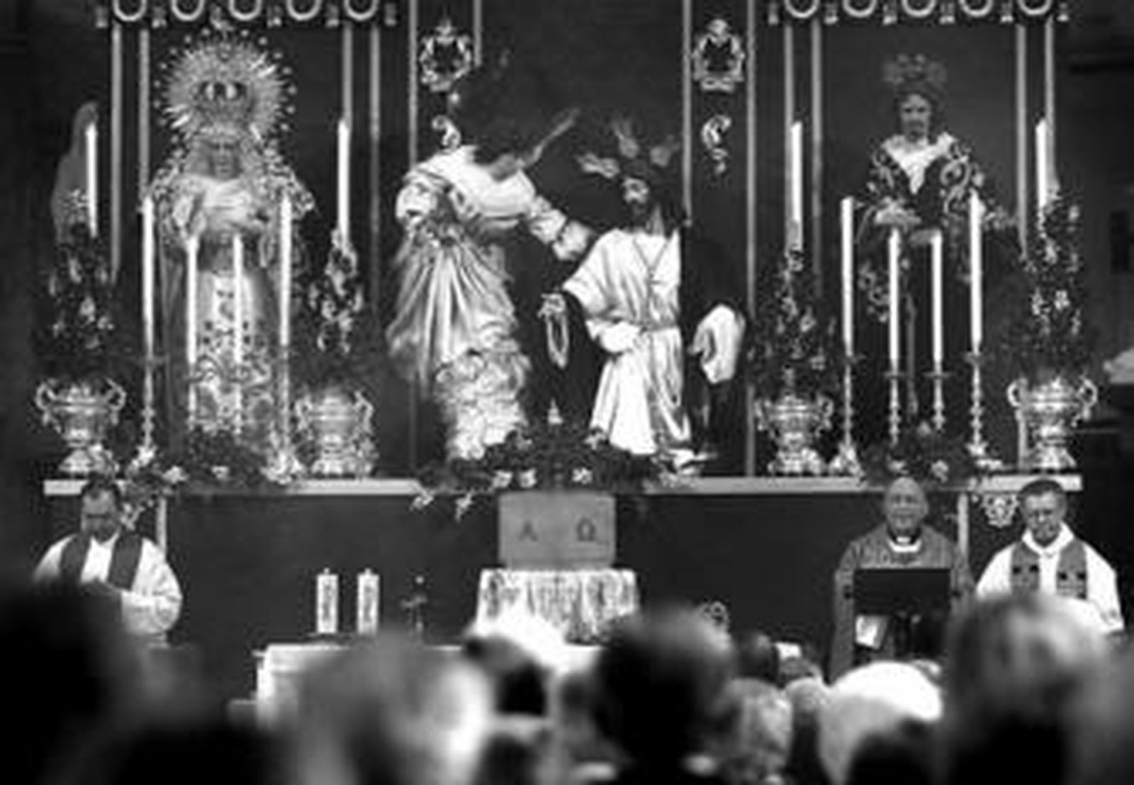 Moseñor Dorado presidió ayer la celebración, delante del altar instalado por la cofradía.