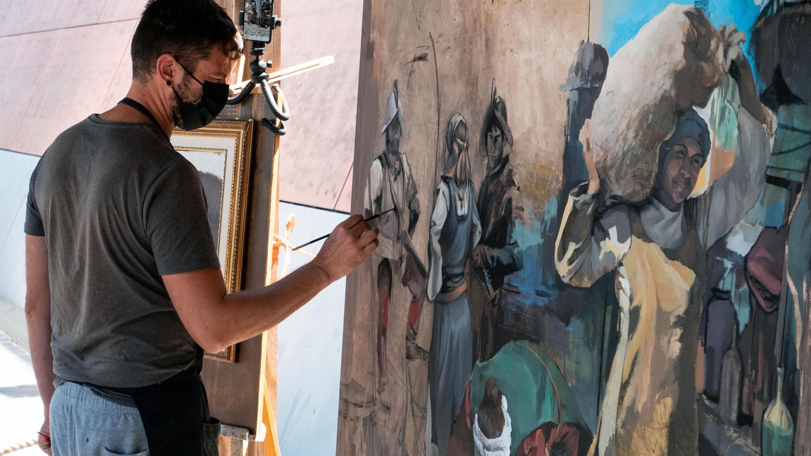 El pintor onubense realiza la obra ante la atenta mirada de los visitantes en el Muelle de las Carabelas El pintor onubense realiza la obra ante la atenta mirada de los visitantes en el Muelle de las Carabelas