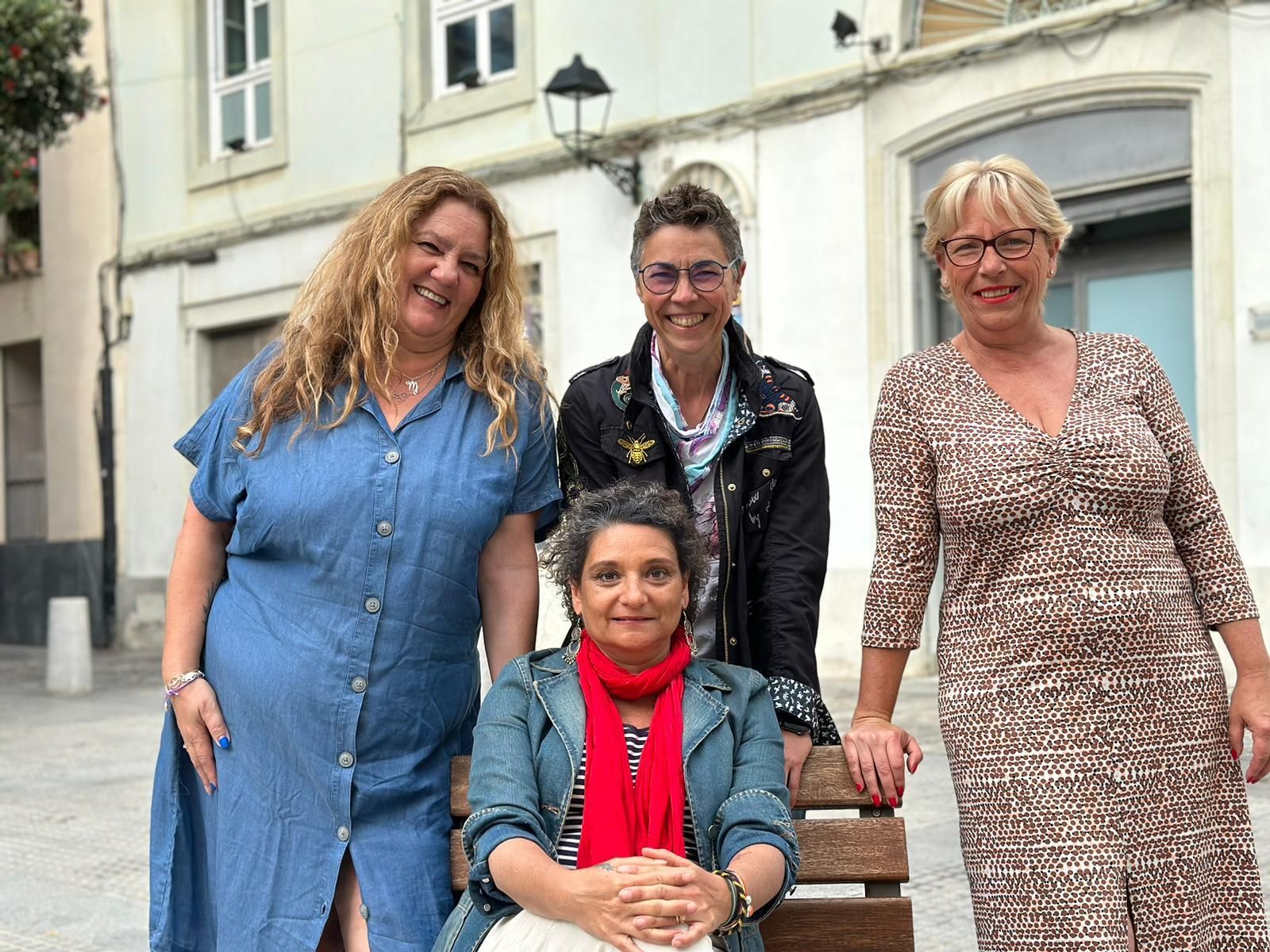 La candidata de Podemos, Marina Liberato, junto a integrantes de su equipo.