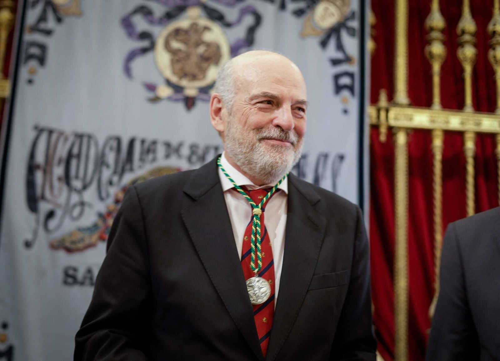 Rafael Sánchez Saus, con la medalla de académico de Santa Cecilia.