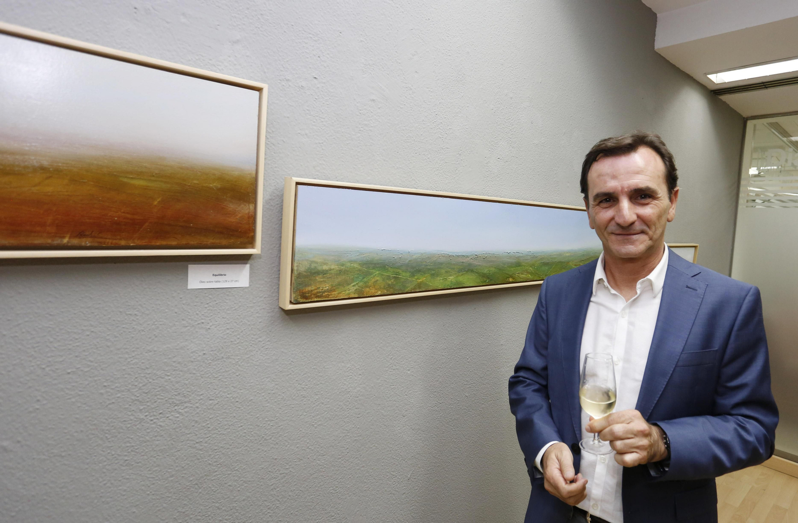 Raúl Zarzuela posa ayer tras la inauguración de la cita delante de algunas de las obras que expone en la sala 'ArteaDiario'.