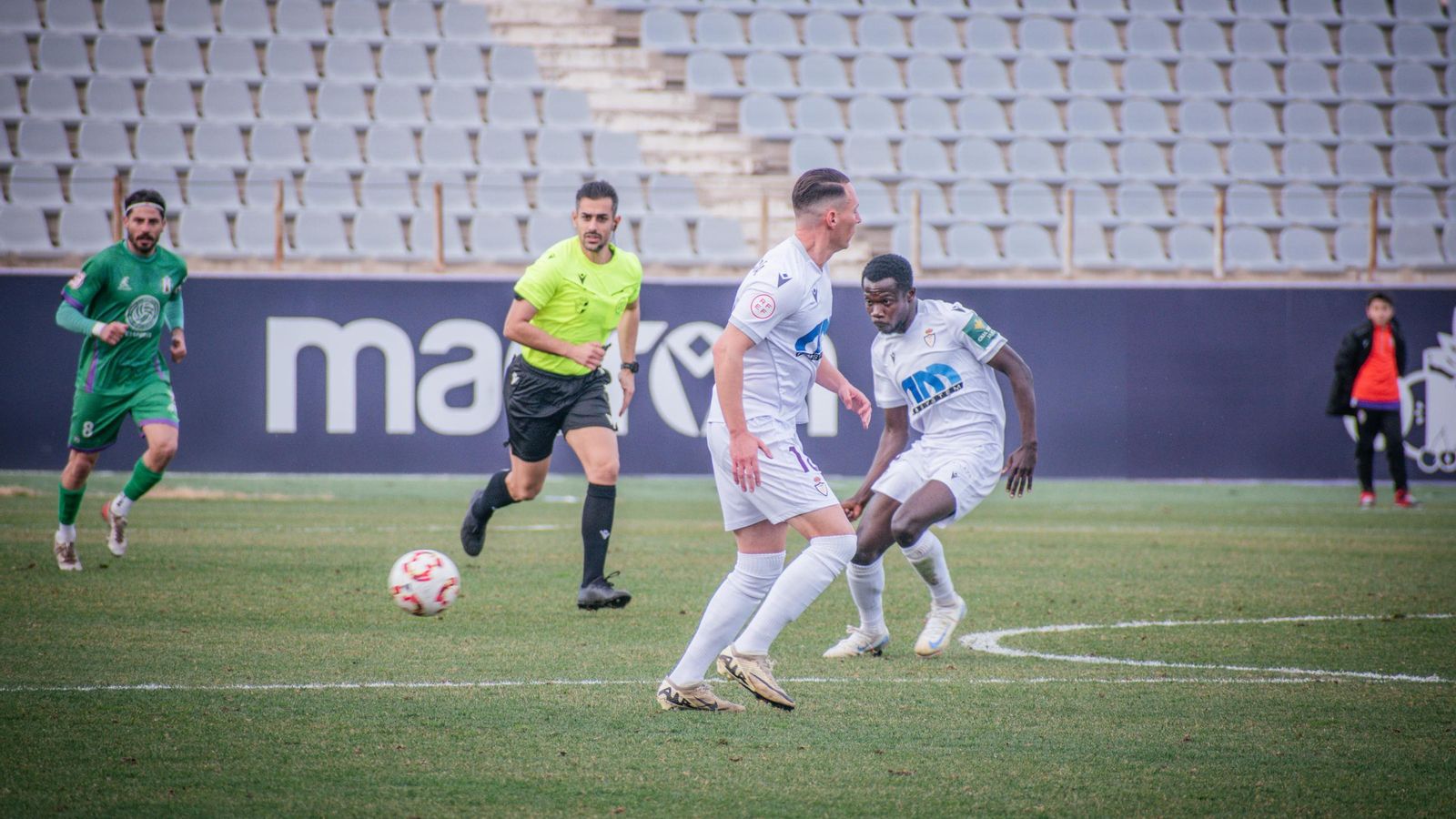 Awusi envía un pase en el duelo ante el Atlético Mancha Real.