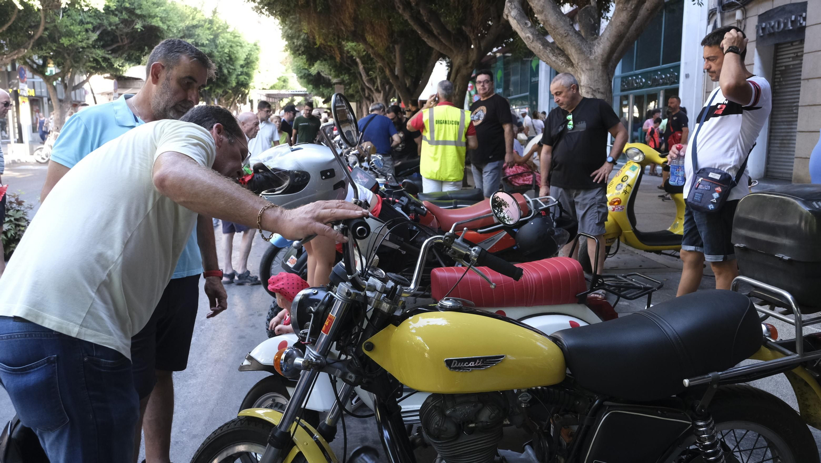 Las motos antiguas dan brillo a la Feria de Almería