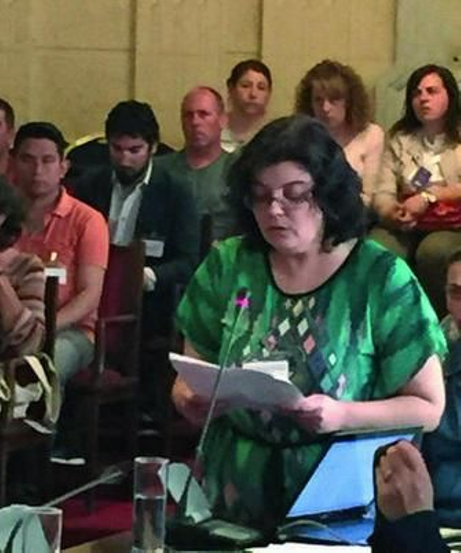 La madre de la menor ayer en el Pleno de la capital.