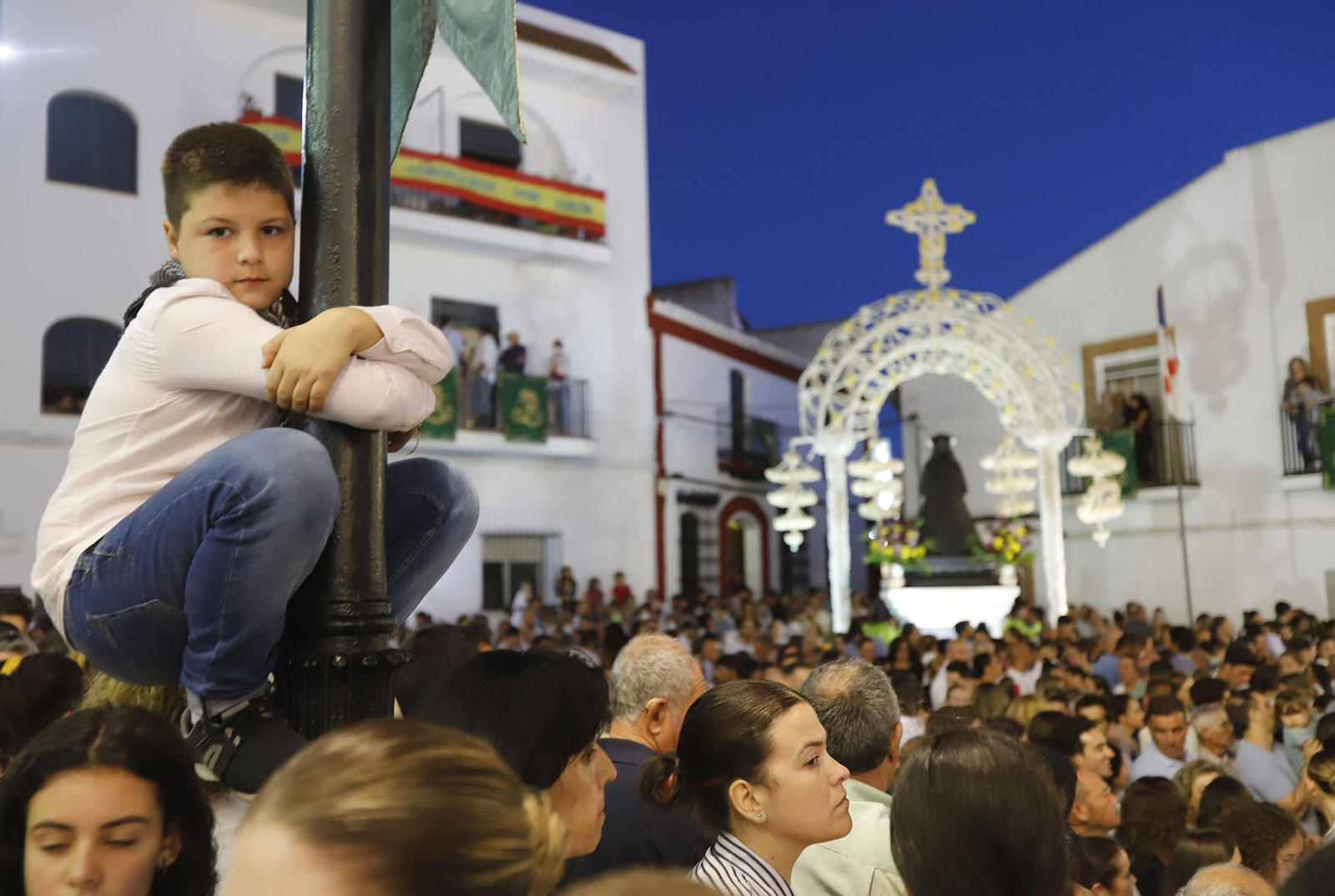 La Virgen del Rocío recorre las calles de Almonte hacia el Chaparral para el inicio del Camino de los Llanos