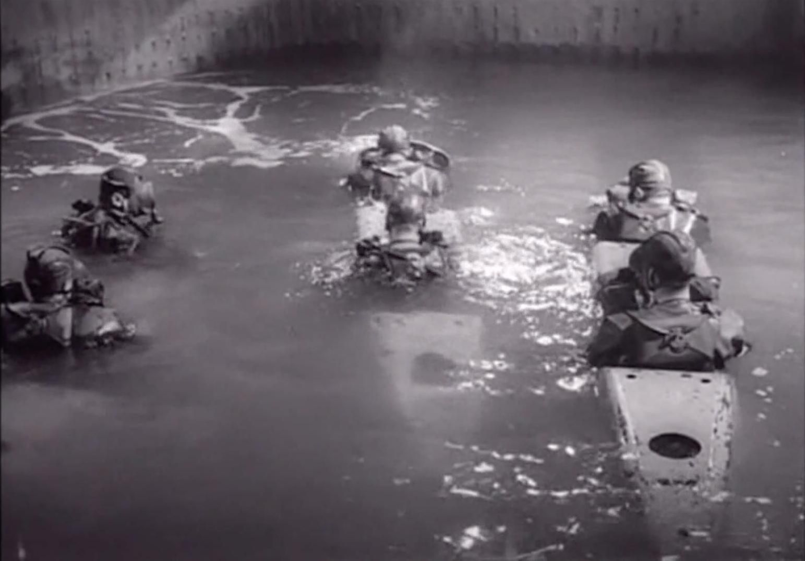 Fotograma de la producción británica The Silent Enemy en la que se recrea el momento previo al inicio de una operación, con los maiali esperando en la piscina interior del Olterra.