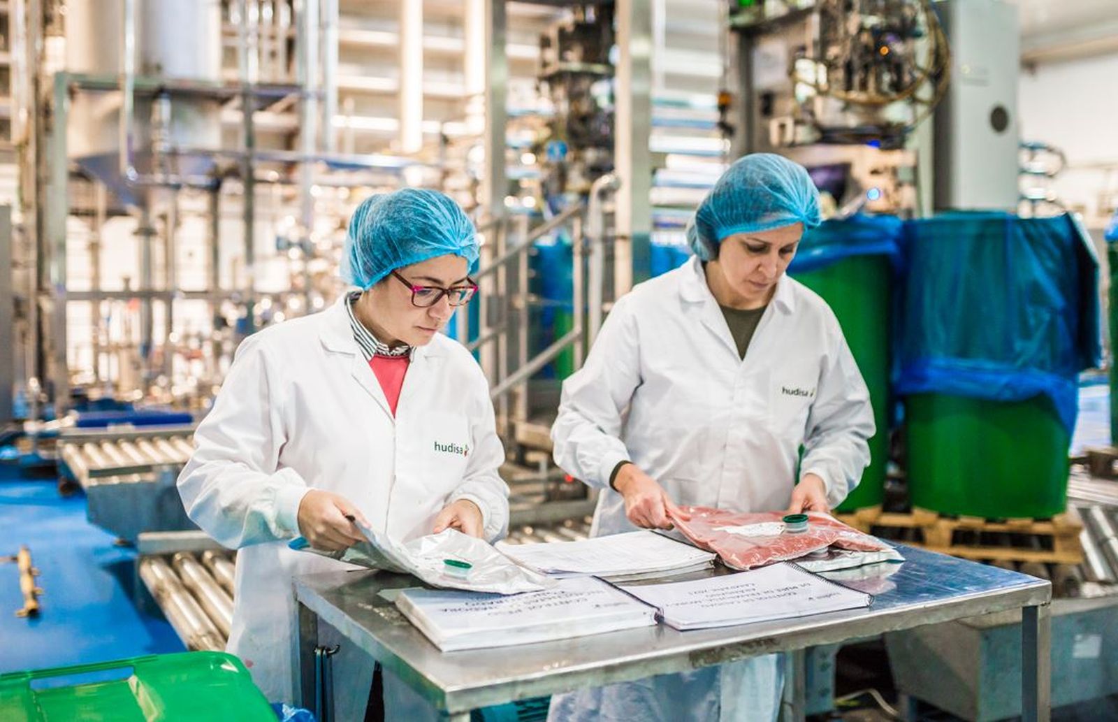 Empleadas del Dpto de calidad y seguridad alimentaria de Hudisa.