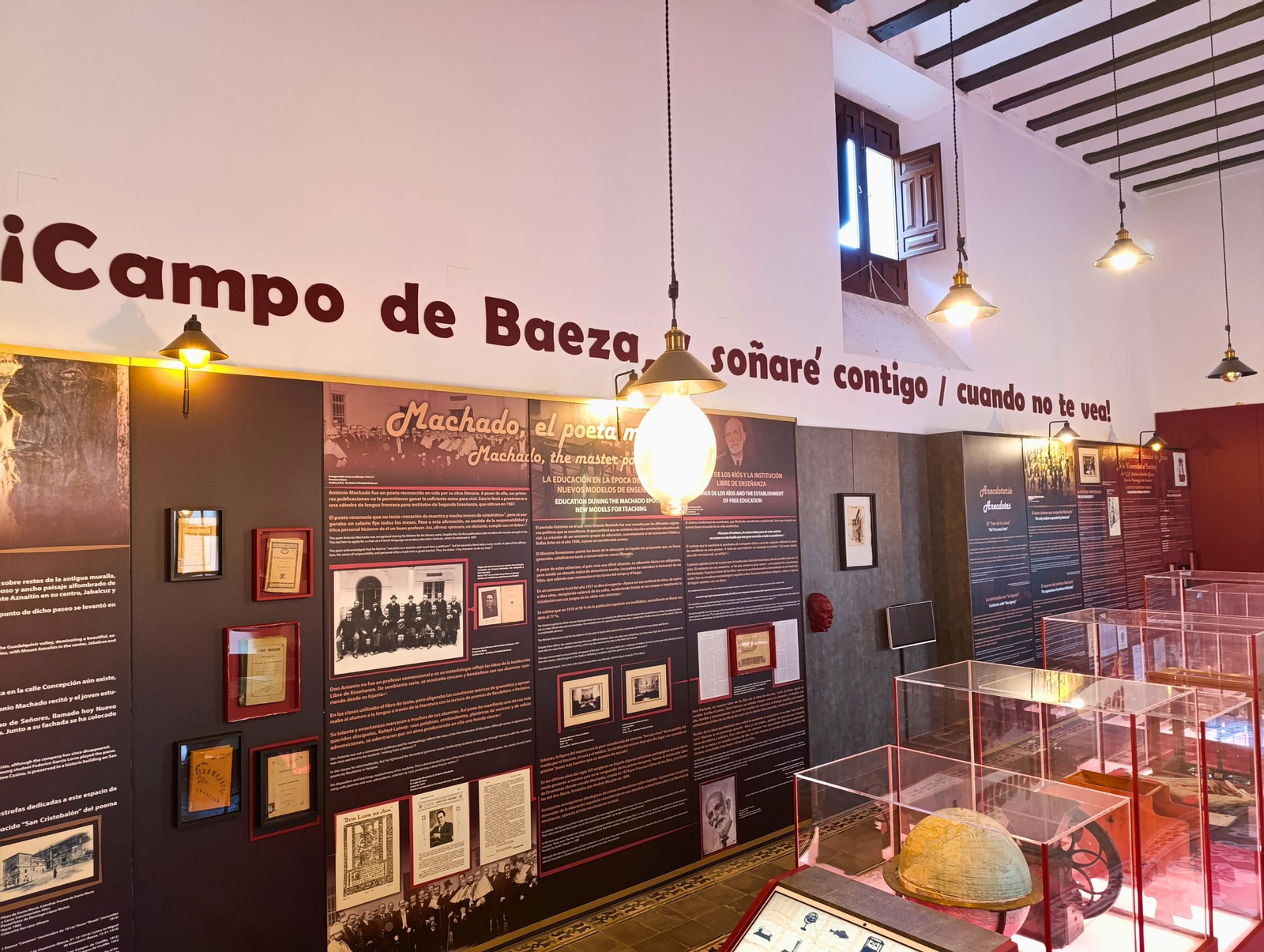 Sala expositiva complementaria que contextualiza la vida, obra y magisterio de Antonio Machado durante su estancia en la ciudad.