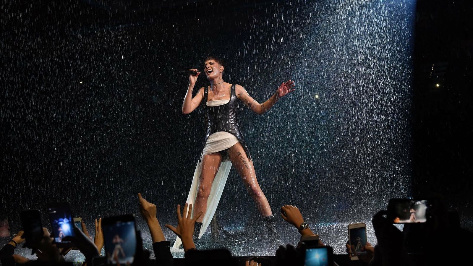 Las actuaciones durante la gala tienen una gran producción en cuanto a montajes y efectos