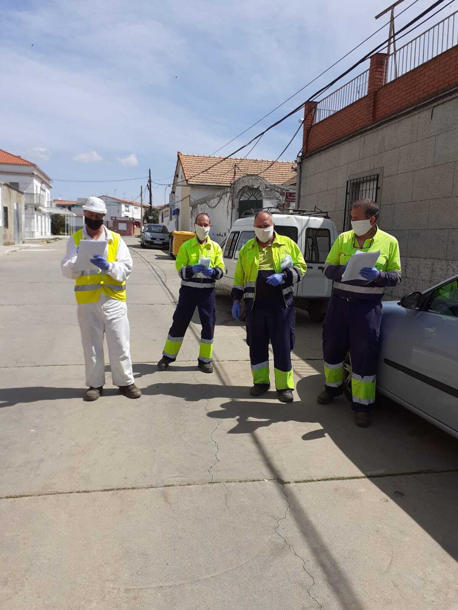 Técnicos con el equipamiento de seguridad.