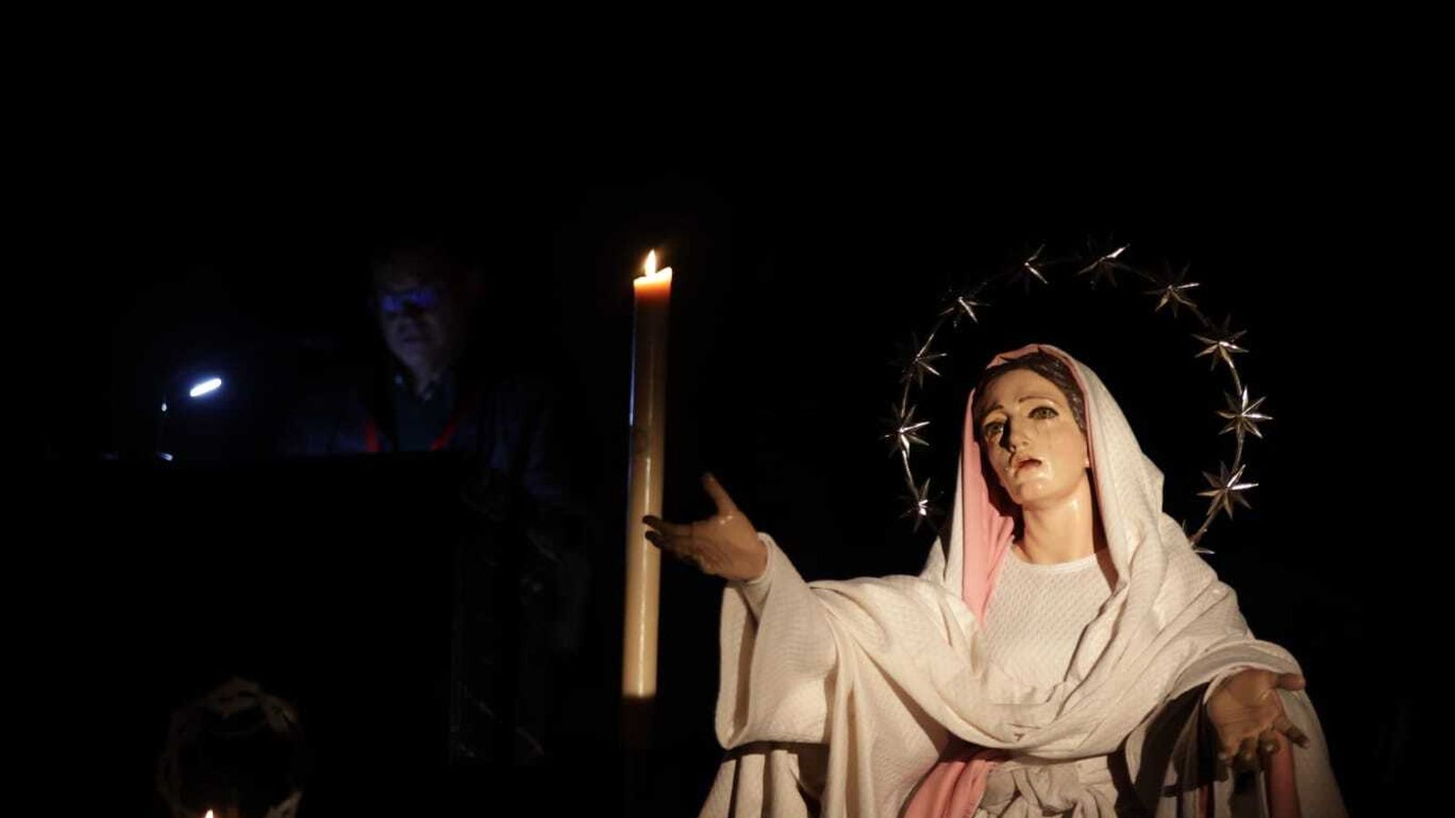 Rezos junto a la Virgen del Rosario tras la suspensión de la salida.