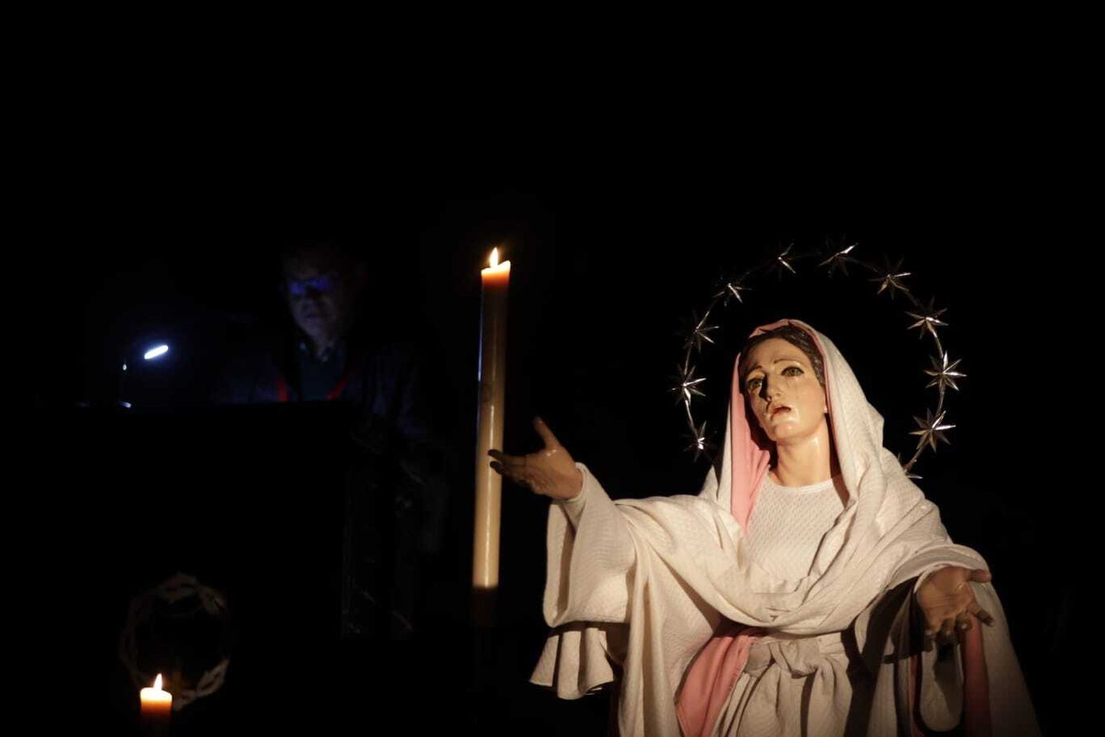 Rezos junto a la Virgen del Rosario tras la suspensión de la salida el año pasado.