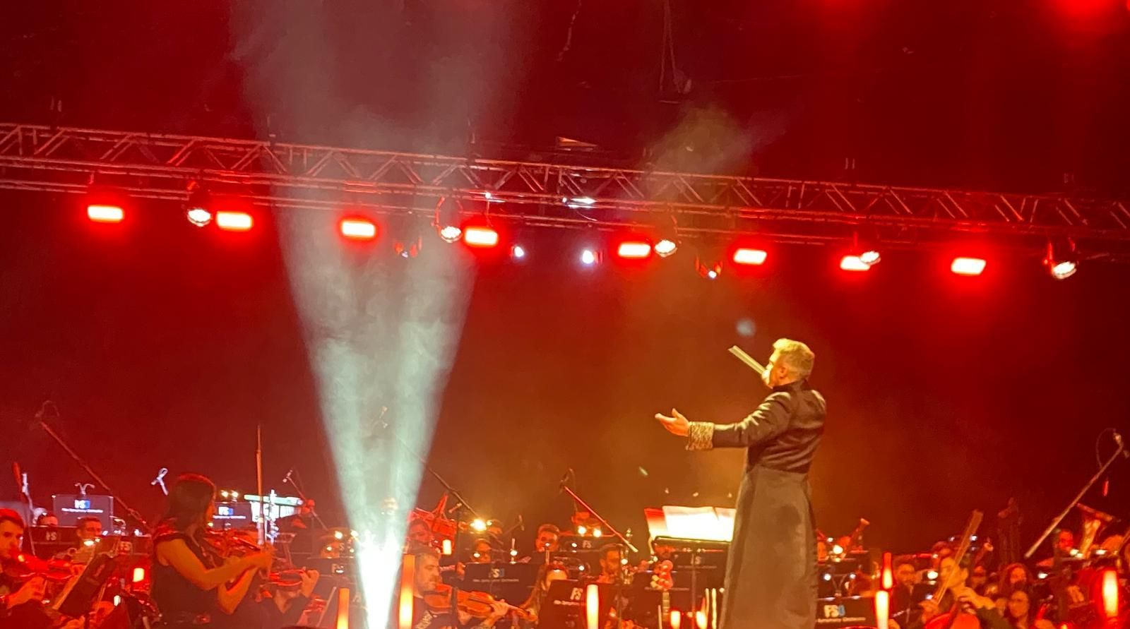 Constantino Martínez-Orts en un momento de la actuación en el Palacio de Congresos de Granada.