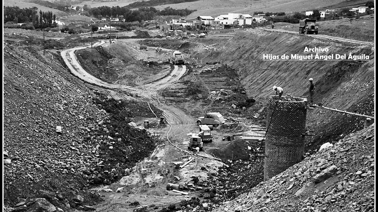 Las obras de la embocadura del desvío del río de la Miel. Las obras de la embocadura del desvío del río de la Miel.