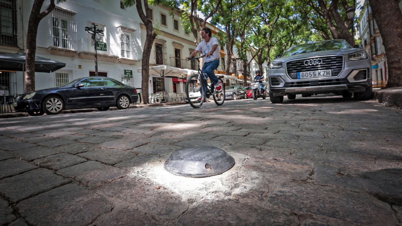 Una persona, en bicileta por la calle Porvera.