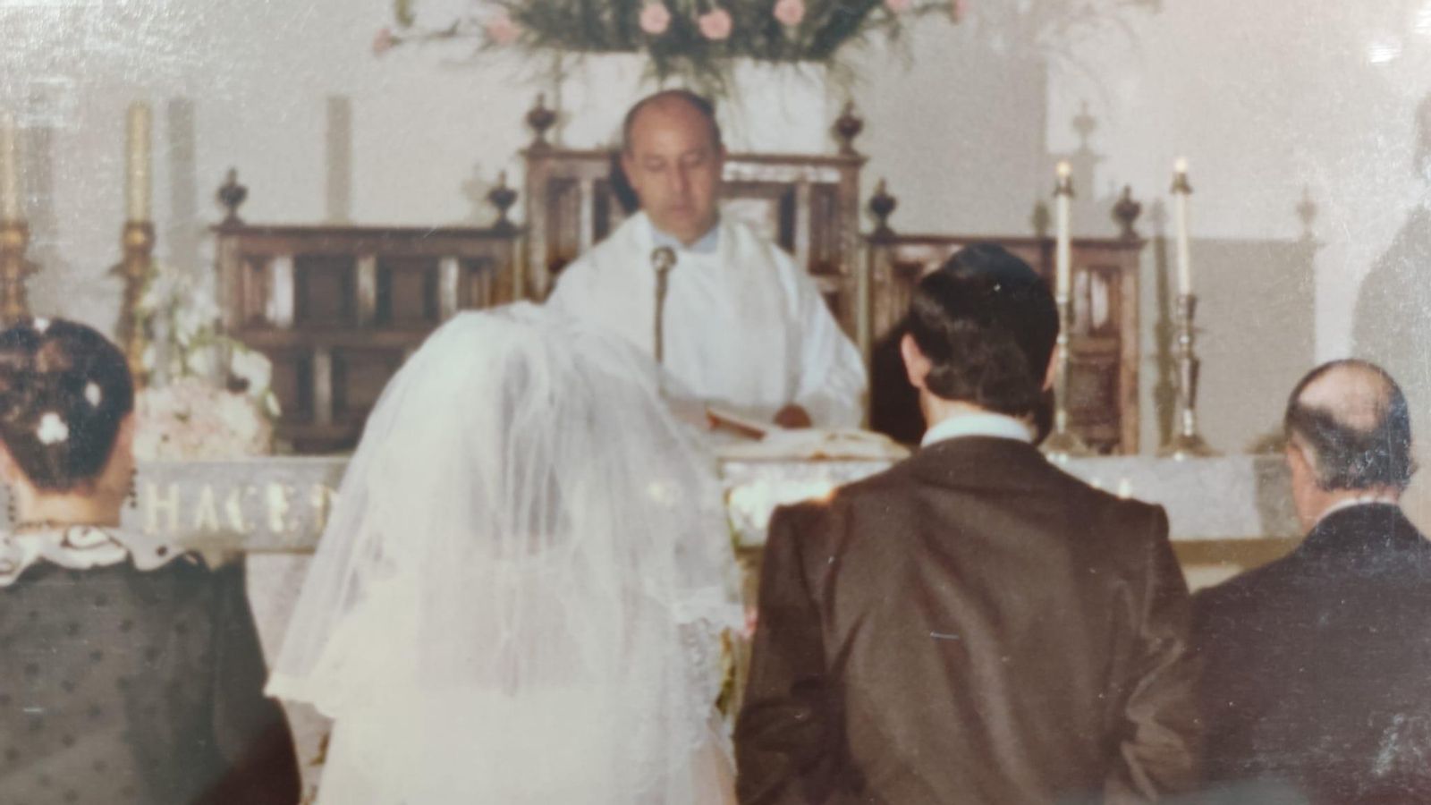 El sacerdote Moisés Delgado, oficiando una boda en la parroquia de Las Margaritas en 1983. El sacerdote Moisés Delgado, oficiando una boda en la parroquia de Las Margaritas en 1983.