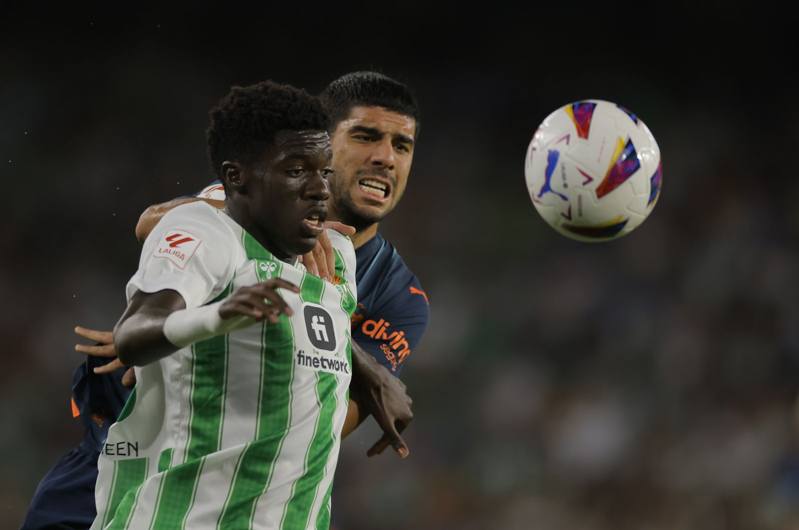 Assane se va con fuerza de Cenk en  un lance del partido.