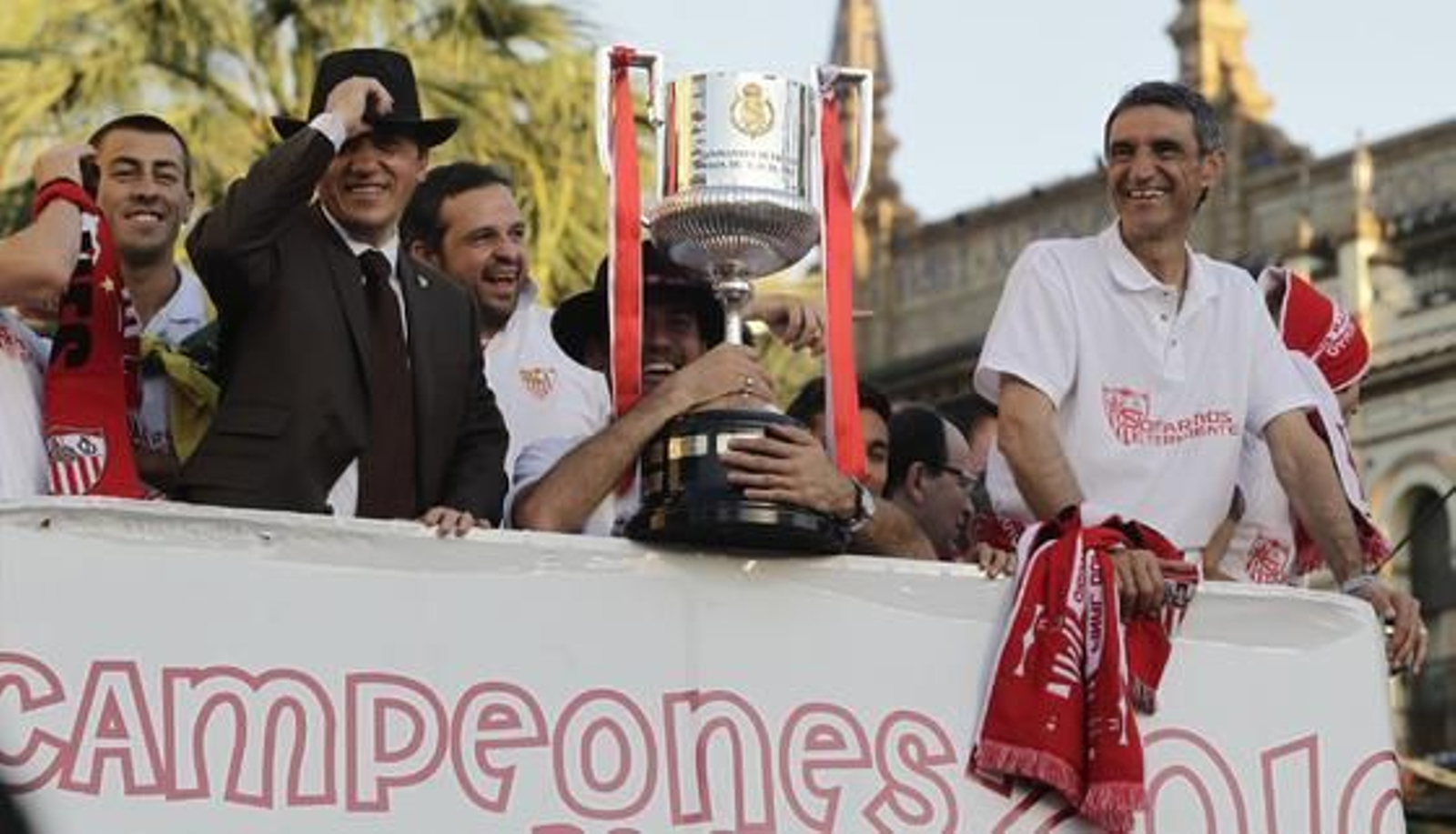 El Sevilla recorre la ciudad para festejar con sus aficionados el título de la Copa del Rey.

Foto: Antonio Pizarro